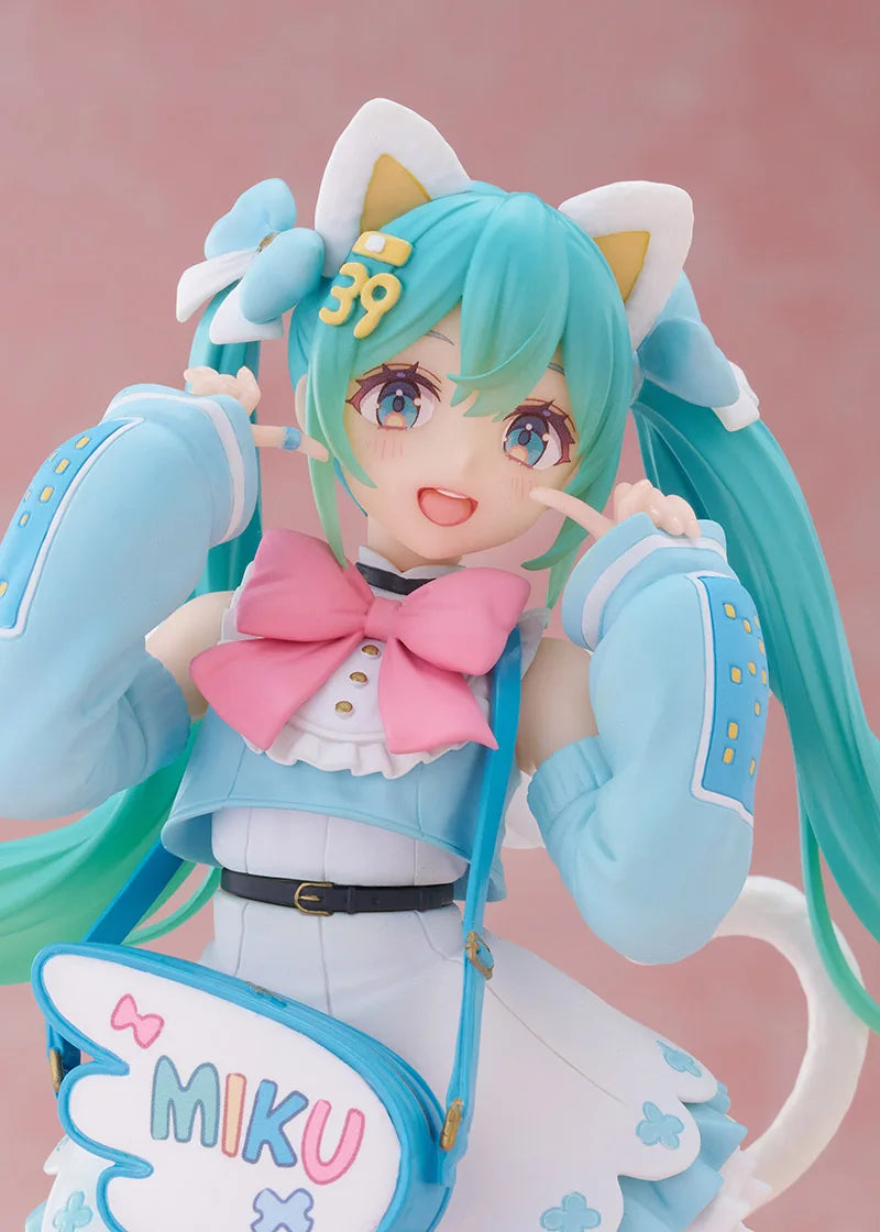 Bandai Hatsune Miku Fancy Cat Eat Ver. 18CM PVC Figure